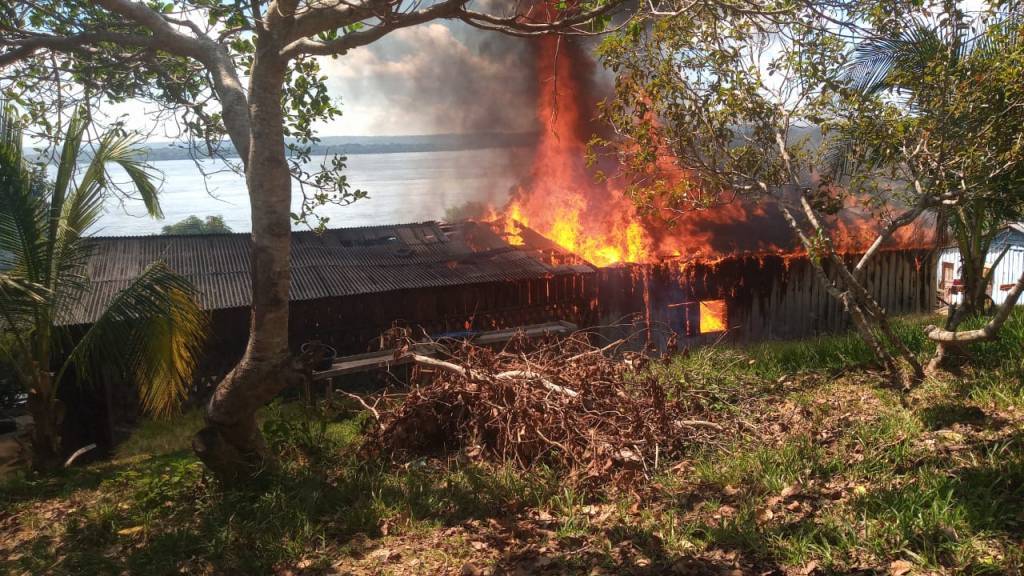 Building burns in the Munduruku village