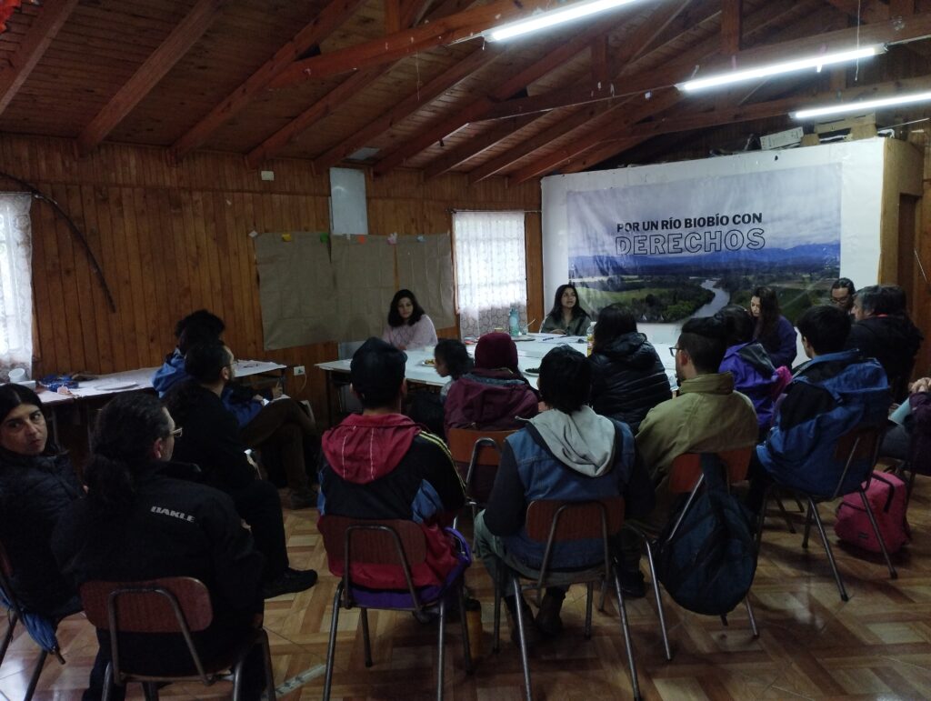 Workshop led by International Rivers, Defensa Ambiental and Earth Law Center in Chiguayante to discuss the safeguarding of Biobío river. (Photo credit: Isadora Armani / International Rivers)